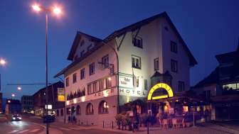 Außenansicht des Vanini Café – Bar am Abend mit beleuchtetem Eingangsbereich.