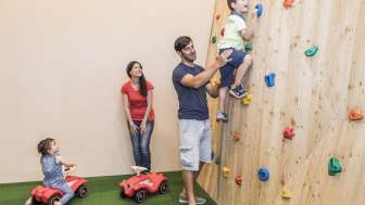 Indoor-Spielbereich mit Kletterwand im JUFA Hotel Malbun
