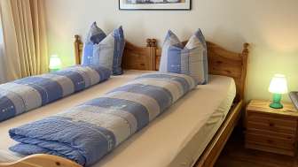 Schlafzimmer mit Doppelbett