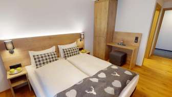 Schlafzimmer mit Doppelbett