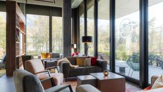 Einladender Lounge-Bereich im B&B Hotel Liechtenstein-Eschen mit Sesseln und Sofas
