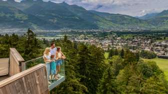 Familie auf der Aussichtsplattform des Turms auf Dux mit Blick über das Rheintal
