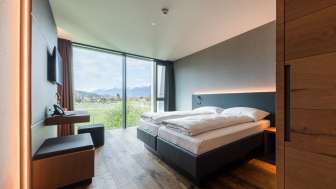 Modernes Doppelzimmer im Hotel kommod mit Ausblick ins Grüne