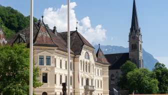 Blick auf das Regierungsgebäude und die Kathedrale St. Florin in Vaduz