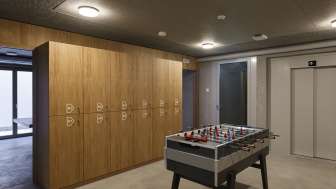 Freizeitbereich mit Tischfussball und Garderobenschränken in der Jugendherberge Schaan-Vaduz