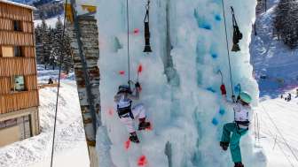 Zwei Kinder beim Eisklettern am Eisturm in Malbun