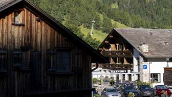 Aussenansicht des Hotels Falknerei Galina