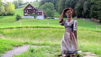 Skulptur Babette mit Tracht im Sinnepark