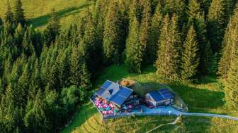 Luftaufnahme der Gafadurahütte: Idyllisch gelegene Gafadurahütte auf einer grünen Almwiese oberhalb von Planken