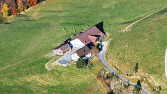Luftaufnahme Betrieb Landwirtschaft und Restaurant Poo-Alp