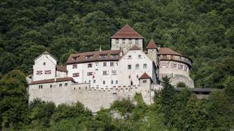 Blick auf Schloss Vaduz, eingebettet in die bewaldete Landschaft Liechtensteins
