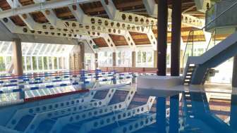 Blick auf das blaue Schwimmbecken im Hallenbad Eschen