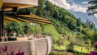 Sonnige Terrasse mit Blick auf Schloss Vaduz