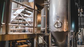 Grosser Edelstahltank und Brautechnik im Produktionsbereich des Liechtensteiner Brauhauses