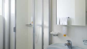Badezimmer des Standardzimmers im Hotel Schatzmann