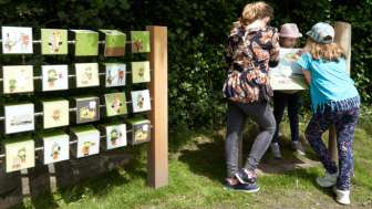 Eine Infotafel mit kindgerechten Illustrationen erklärt spannend den Verlauf der Zeitreise von „Wurz und Zirp“ auf dem familienfreundlichen Themenweg in Liechtenstein.