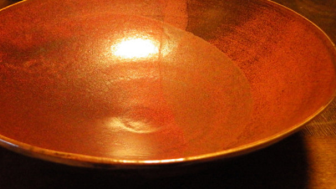 Schüssel mit rostroter Glasur