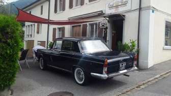 Aussenansicht von Eredi Fiorini Gastronomia Italiana mit Oldtimer Fahrzeug