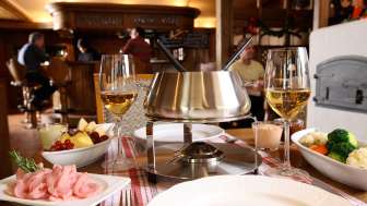 Fondue Chinoise mit verschiedenen Beilagen und Wein