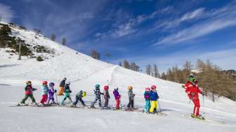 Skilehrer ist mit einer Kindergruppe im Skigebiet Malbun unterwegs