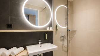 Modernes Badezimmer im B&B Hotel Liechtenstein-Eschen