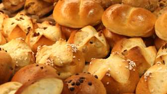 Frisch gebackene Brötchen und süße Backwaren in der Auslage der Balu Bäckerei