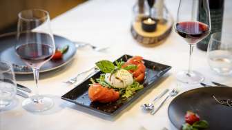 Vorspeise und Wein im Restaurant des JUFA Hotel Malbun