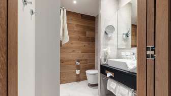 Modernes Badezimmer im Hotel kommod
