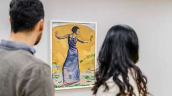 Zwei Personen betrachten ein Gemälde im Kunstmuseum Liechtenstein