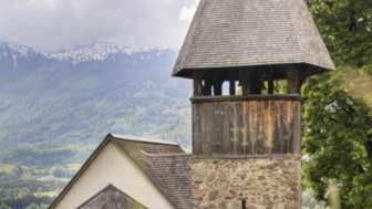 Kapelle St. Mamerten mit Blumen im Vordergrund