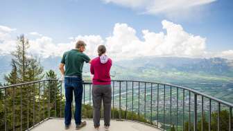 Zwei Personen geniessen die Aussicht vom Aussichtspunkt Gaflei über das Rheintal