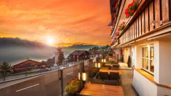 Ausblick von der Terrasse des Hotel Oberland bei Sonnenuntergang