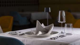 Stilvoll gedeckter Tisch im Alpin Royal Restaurant