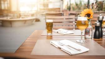 Gedeckter Tisch mit Biergläsern auf der Terrasse der Liechtensteiner Braustube