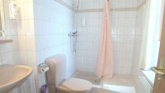 Badezimmer mit Dusche