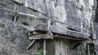 Fragment am Walensee, wie der historische Heerenweg früher entlang den Felswänden gebaut war