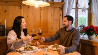 Paar beim Abendessen in gemütlicher Holzstube im Gasthof Au