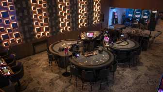 Blick in den Innenraum des Casino Admiral Triesen mit verschiedenen Spieltischen