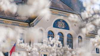 Regierungsgebäude eingerahmt von blühenden Bäumen im Frühling