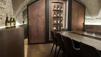 Eleganter Degustationsraum der WY Weinbar mit Gewölbedecke und edlem Holztisch für exklusive Weinverkostungen.