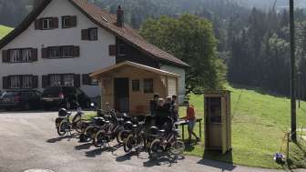 Töffli vor Gold Trophy Kasten