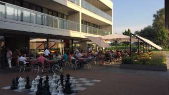 Gut besuchte Sonnenterrasse der Pizzeria Toscana mit grossem Schachfeld