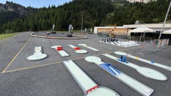 Alpen-Minigolf-Stationen, Mini-Cars und Schachfeld vor dem Schlucher-Treff