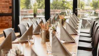 Gedeckter Tisch im hellen Restaurantbereich