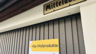 Der Wegweiser zeigt den Weg zum Alpkäse