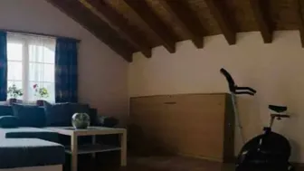 Wohnzimmer mit Balkon