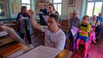 Offenes Singen am Harmonium