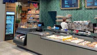 Moderne Theke mit digitaler Anzeigetafel und köstlichen Snacks