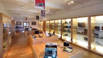 Ausstellungsraum des Lawena Museums mit beleuchteten Vitrinen voller historischer Elektrogeräte