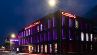 Das Casino Schaanwald bei Dunkelheit, eindrucksvoll beleuchtet mit lila Lichtakzenten – beliebtes Ausflugsziel für Nachtschwärmer in Liechtenstein.